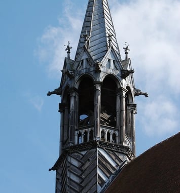 l'église collégiale de Chablis et sa flèche néogothique
