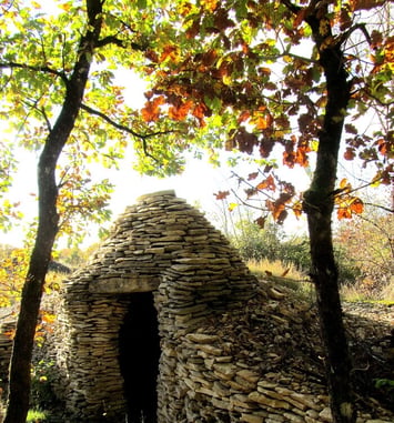 Randonnée dans les meurgers d'Accolay et visite des cabanes de pierres sèches