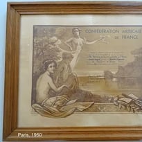 Exposition de drapeaux anciens et gravures d'époque