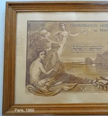 Exposition de drapeaux anciens et gravures d'époque