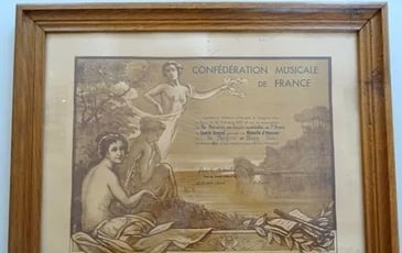 Exposition de drapeaux anciens et gravures d'époque